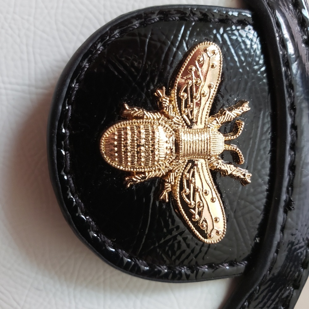 ❤Host Pick❤Round Crossbody Bag w Bee Embellishment - Picture 4 of 4